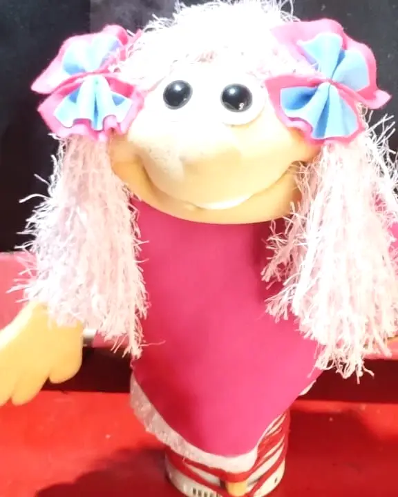 Boneca de laços azuis e cabelo branco, foto 2 de 2