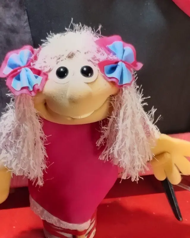 Boneca de laços azuis e cabelo branco