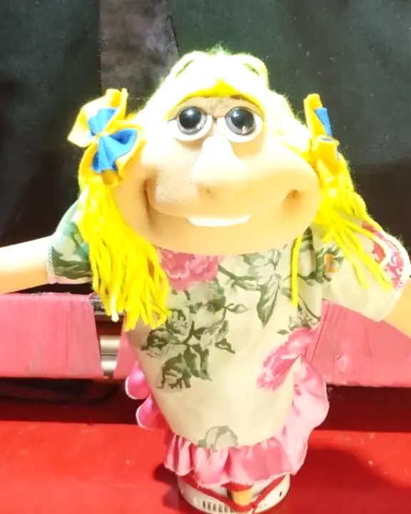 Boneca loira de laços azuis, foto 2 de 2