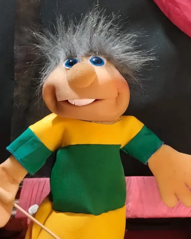 Boneco de cabelo grisalho arrepiado