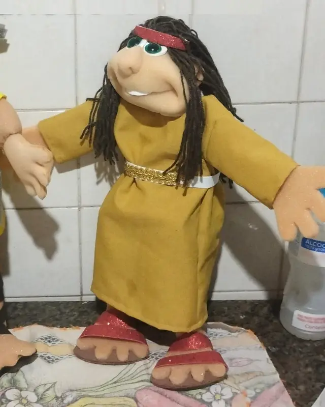Dalila, fantoche de cabelo longo escuro e vestido dourado
