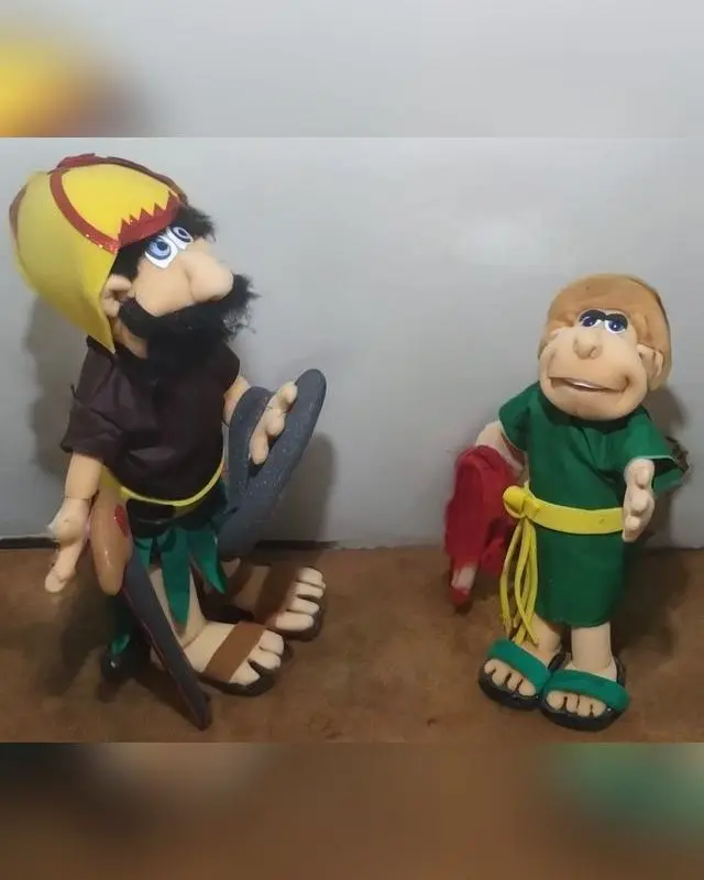 Golias, de capacete amarelo, escudo e espada, e Davi, de túnica verde e cinto amarelo