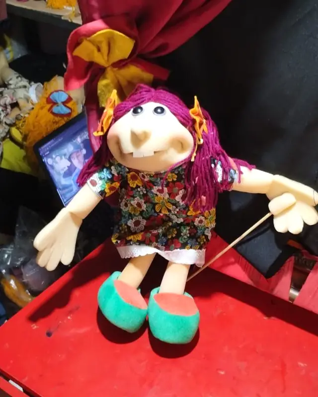 Menina de cabelo roxo e vestido florido