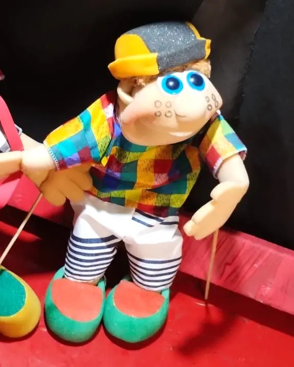 Menino de boné e camisa colorida