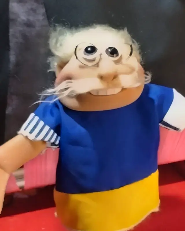 Vovô de óculos e bigode branco