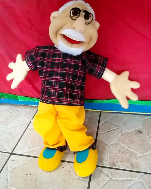 Vovô de óculos, camisa xadrez e calça amarela