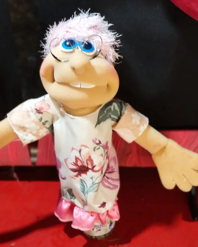 Vovó de cabelo rosa e óculos