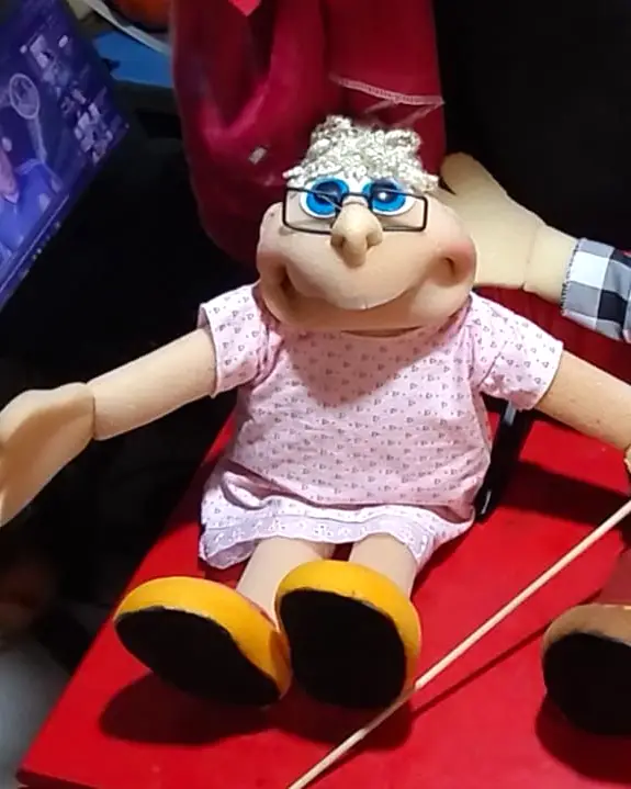 Vovó de óculos e vestido rosa
