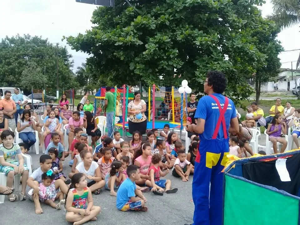 Beto contando histórias na rua para muitas crianças, no Tude Bastos, em Praia Grande